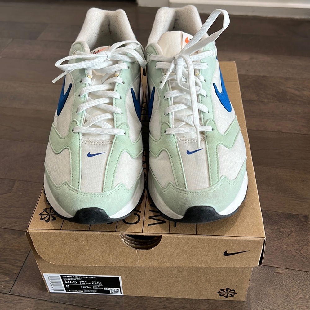 Nike women’s air max Dawn with original box. Light bone/mint/blue size 10.5